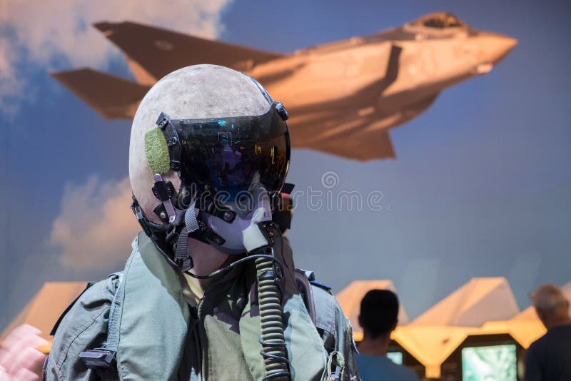 Militären för Israel ` s lotsar likformign som framläggas på militär show royaltyfri bild Militären för Israel ` s lotsar likformign som framläggas på militär show royaltyfri bild