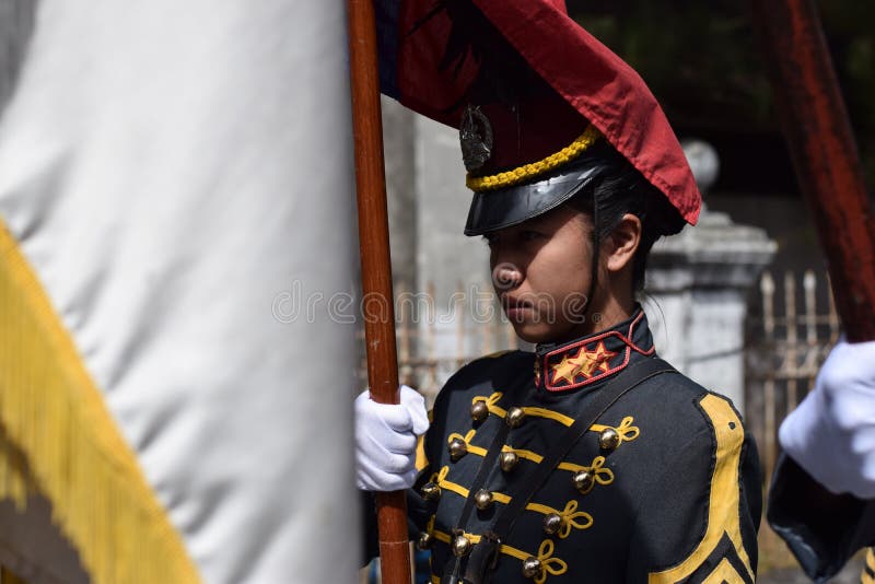Militärkadett des weiblichen Colleges auf der stehenden Bildung, die Staatsflagge hält lizenzfreie stockfotos Militärkadett des weiblichen Colleges auf der stehenden Bildung, die Staatsflagge hält lizenzfreie stockfotos