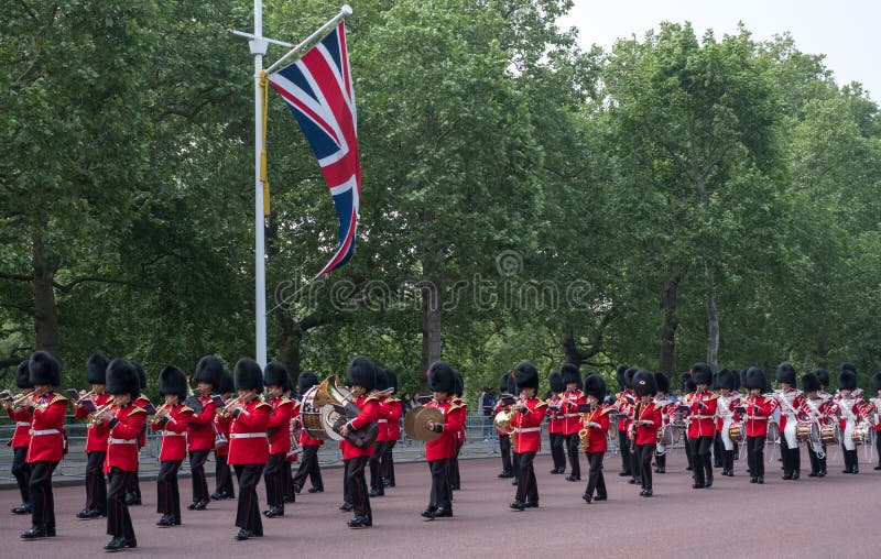 Militärkapelle, die hinunter das Mall in London, Großbritannien marschiert Foto gemacht während sich sammeln die Farbzeremonie stockfoto Militärkapelle, die hinunter das Mall in London, Großbritannien marschiert Foto gemacht während sich sammeln die Farbzeremonie stockfoto