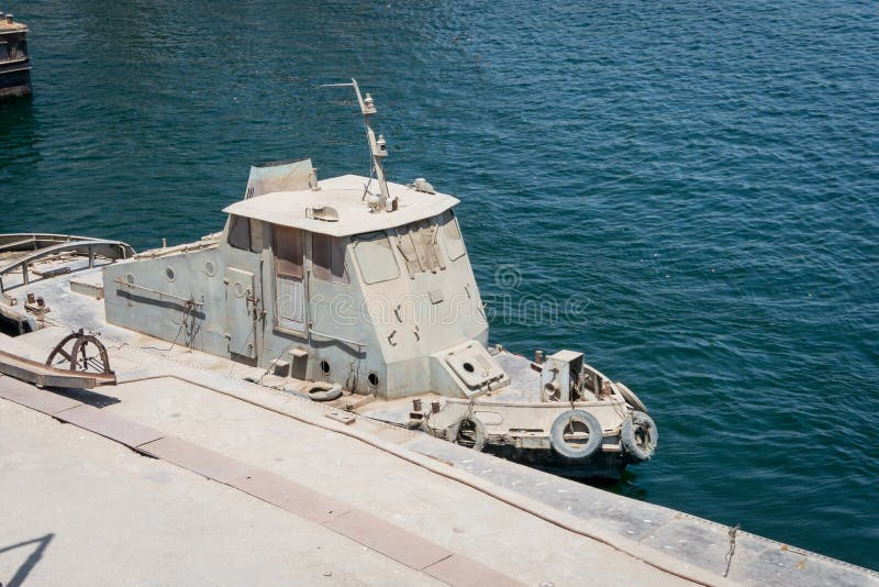 Militärt fartyg på kusten av Nilet River egypt April 2019 arkivfoto Militärt fartyg på kusten av Nilet River egypt April 2019 arkivfoto