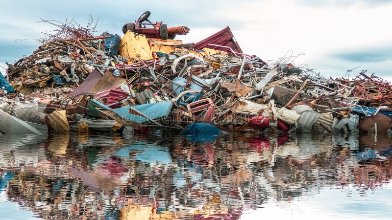 Miljöbelastning av havet En hög av skräp, metallgabagen och plast- i havet arkivbilder Miljöbelastning av havet En hög av skräp, metallgabagen och plast- i havet arkivbilder