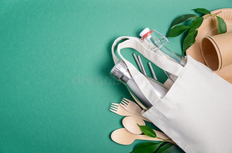 Miljövänlig shoppingväska med bestick Begreppet nollavfall Plastfritt koncept royaltyfri fotografi