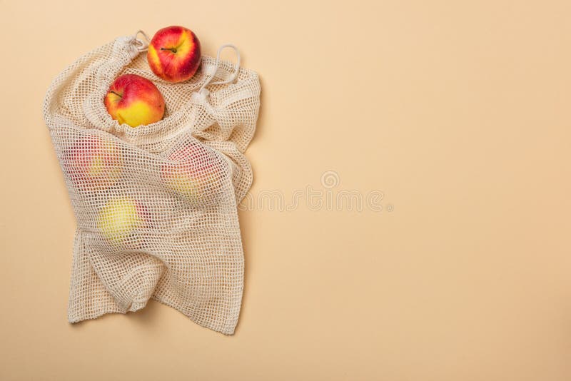 Miljövänlig shoppingväska med färskt äpple. kopieringsutrymmesbakgrund royaltyfri fotografi
