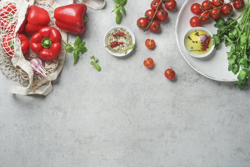 Miljövänlig shoppingväska med röd paprika-bog med olivoljtomater och färska örter för smaktillredning. hållbar arkivbild