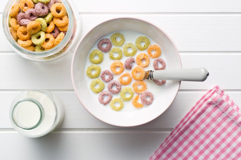 Цветные завтраки. Цветные Колечки с молоком. Цветные Колечки для завтрака. Колечки с молоком завтрак. Хлопья с молоком Колечки.