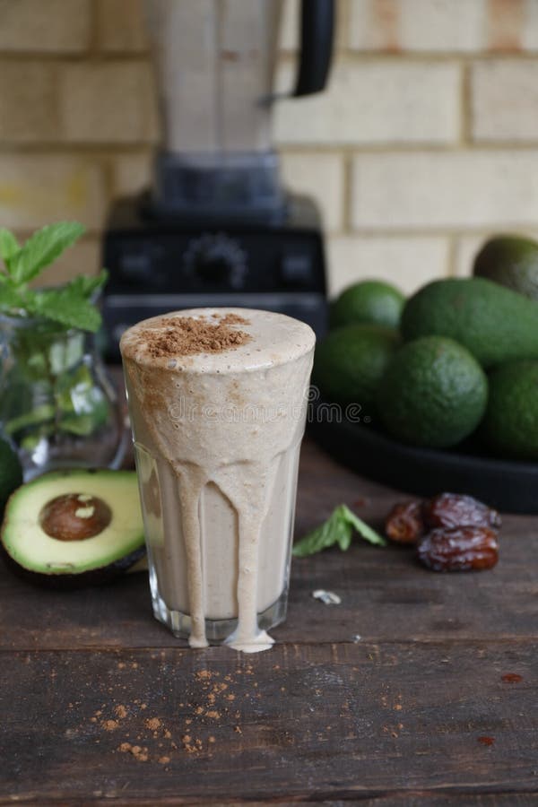 Milk shake do abacate do vegetariano com datas do medjool imagens de stock royalty free Milk shake do abacate do vegetariano com datas do medjool imagens de stock royalty free