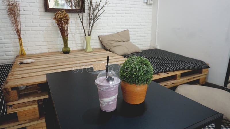 Milkshakar och smoothies b?r frukt i sängrummet royaltyfri bild Milkshakar och smoothies b?r frukt i sängrummet royaltyfri bild