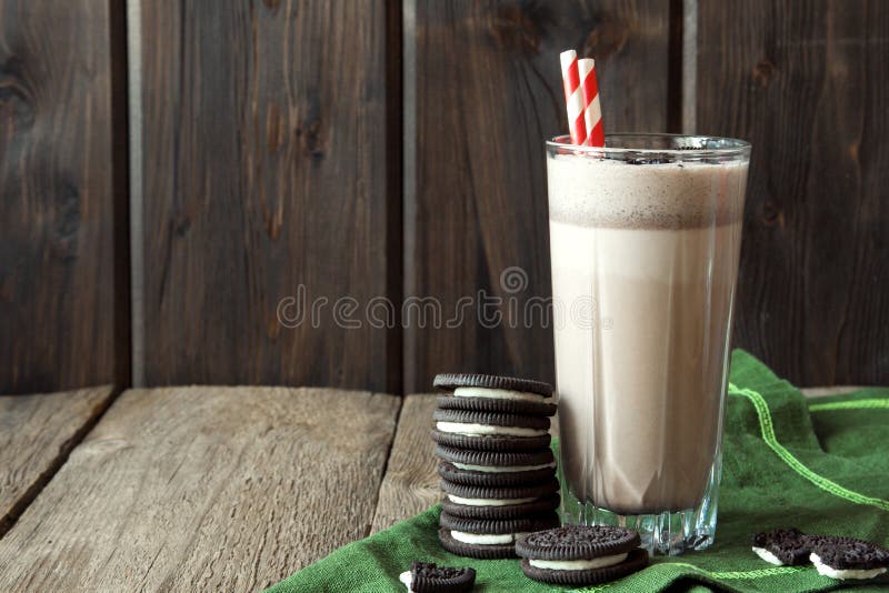 Milkshake (chocoladesmoothie) met koekjes stock afbeeldingen