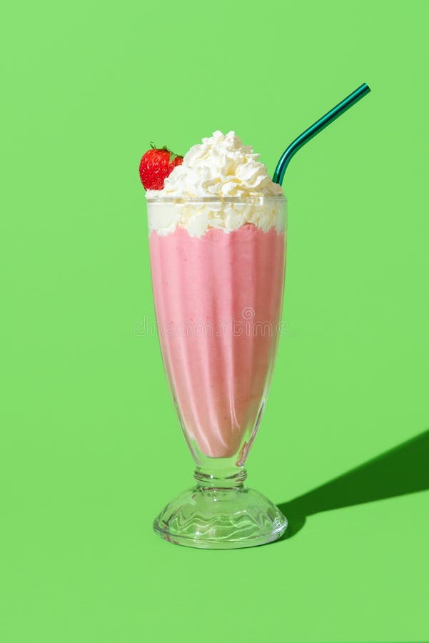 Milkshake de căpșuni cu frișcă minimalistă pe fond verde royalty free stock photo