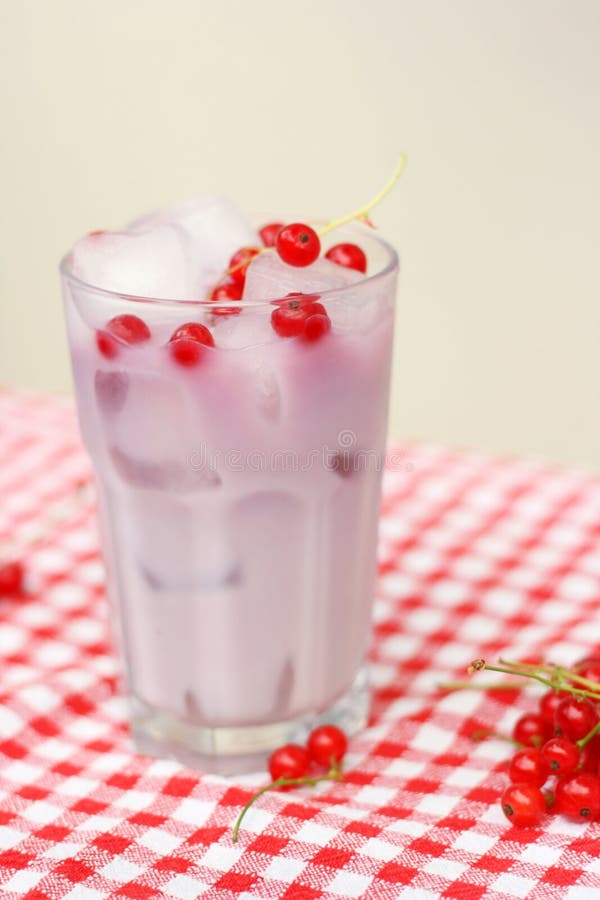Milkshake με την κόκκινη σταφίδα στοκ εικόνες με δικαίωμα ελεύθερης χρήσης Milkshake με την κόκκινη σταφίδα στοκ εικόνες με δικαίωμα ελεύθερης χρήσης