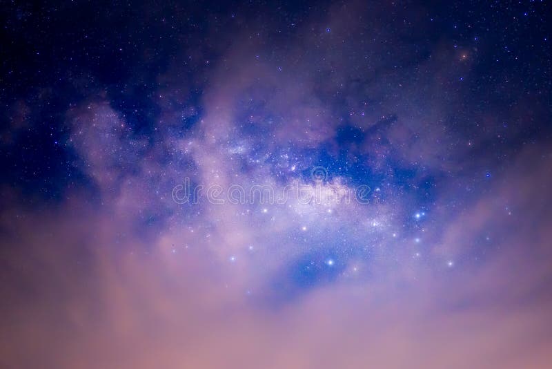Dải Ngân Hà huyền thoại là nơi trú ngụ của hàng ngàn vì sao rực rỡ. Những điểm sáng mịn màng trên bức ảnh này chính là bức tranh đẹp nhất của thiên nhiên. Hãy để trí tưởng tượng bay xa như ngôi sao, để khám phá những bí ẩn của vũ trụ.