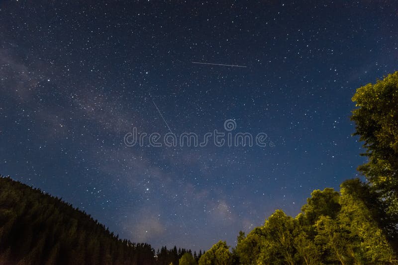 Estelar noche el cielo en montanas.