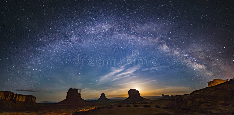 Milkyway nad pomnikową doliną zdjęcia stock Milkyway nad pomnikową doliną zdjęcia stock