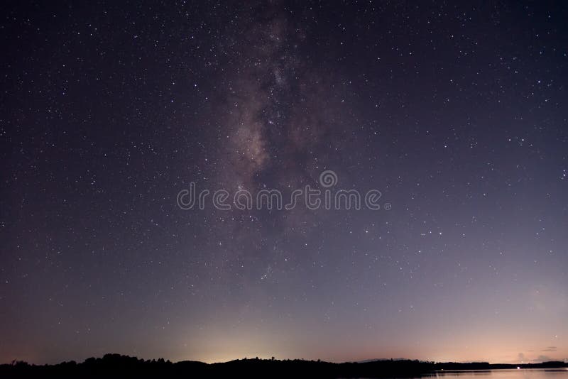 Milkyway über dem See lizenzfreies stockbild Milkyway über dem See lizenzfreies stockbild