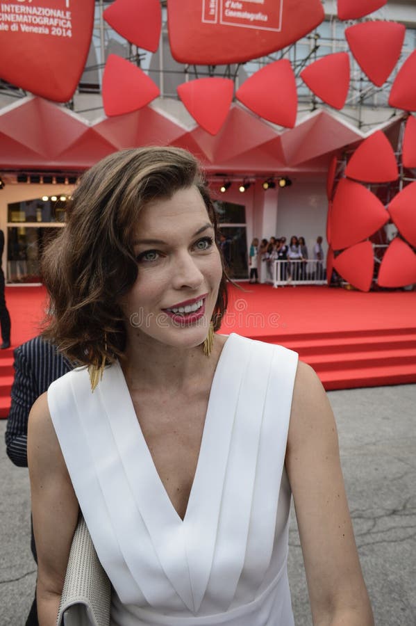 Milla Jovovich redaktionelles stockfotografie. Bild von teppich - 44484392