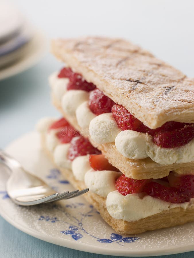 Mille Feuille Der Erdbeeren Mit Chantilly Stockbild - Bild von produkt ...