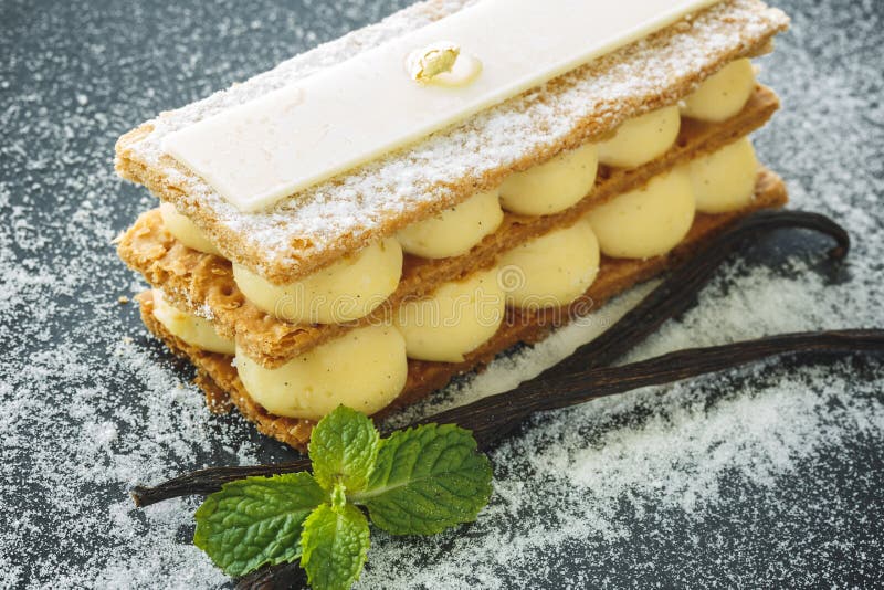 Mille-feuille, dessert français de vanille photo libre de droits Mille-feuille, dessert français de vanille photo libre de droits