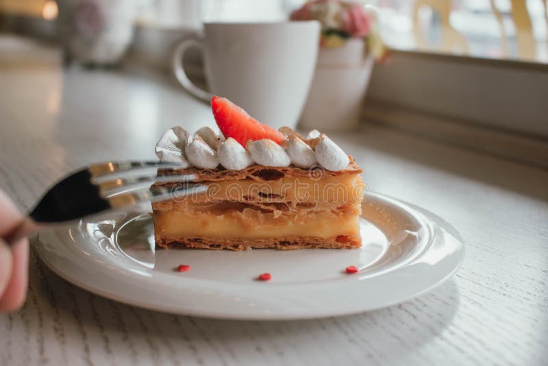 Millefeuille Francais Classique De Dessert Sur Un Conseil En Bois Gateau De Napoleon Sur Le Plateau Ou La Table Avec La Menthe Et Photo Stock Image Du Gourmet Elegance Millefeuille Francais Classique De Dessert Sur Un Conseil En Bois Gateau De Napoleon Sur Le Plateau Ou La Table Avec La Menthe Et Photo Stock Image Du Gourmet Elegance