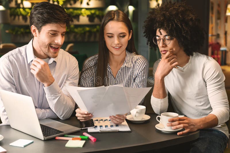 Millennial avtal för affärslagläsning i kafé royaltyfria bilder Millennial avtal för affärslagläsning i kafé royaltyfria bilder