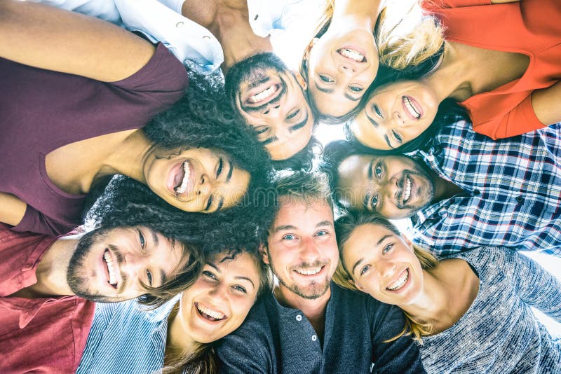 Millennials multirazziali dei migliori amici che prendono selfie all'aperto