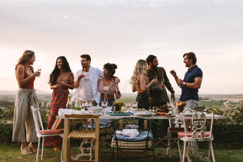 Millennials que disfruta del partido de cena al aire libre imagen de archivo Millennials que disfruta del partido de cena al aire libre imagen de archivo