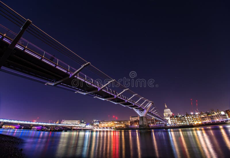 Millenniumbrug Londen bij nacht stock foto Millenniumbrug Londen bij nacht stock foto