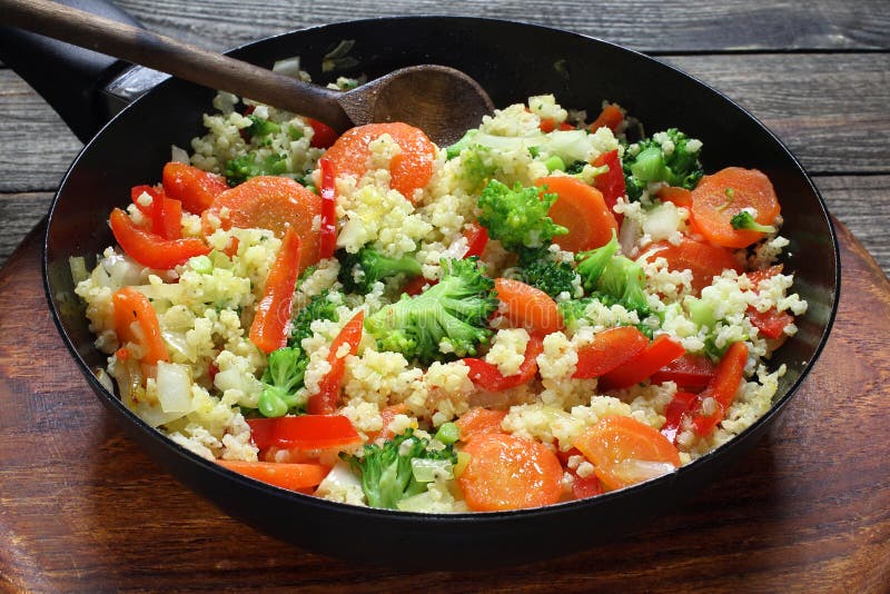 Salade Végétalienne Plat De Millet Avec Des Légumes Photo stock