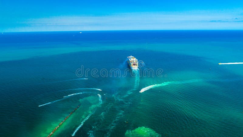 Milliseconde Symphony de bateau de croisière des mers Le plus grand au monde Miami Beach florida LES Etats-Unis images stock Milliseconde Symphony de bateau de croisière des mers Le plus grand au monde Miami Beach florida LES Etats-Unis images stock