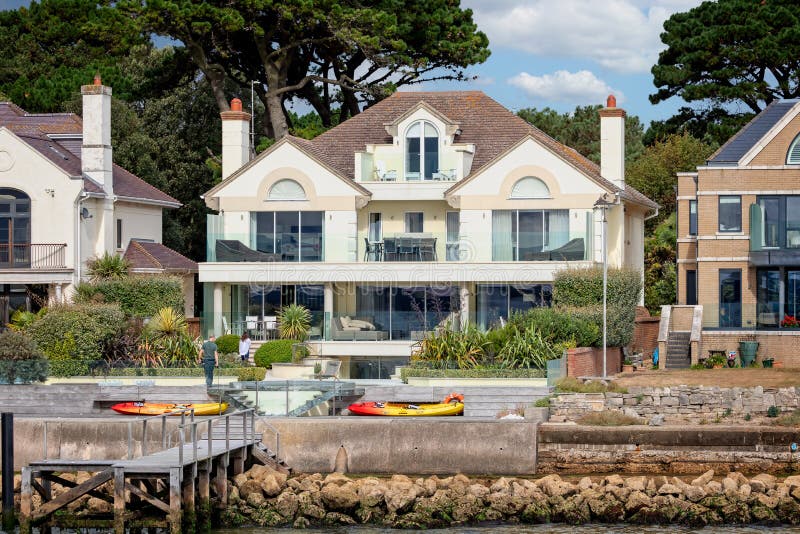 Millonarios Casas De Lujo En La Orilla Del Mar En Sandbanks Poole Dorset Uk  Foto editorial - Imagen de embarcadero, famoso: 230217856