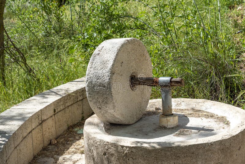 https://thumbs.dreamstime.com/b/millstone-olive-oil-press-squeeze-out-old-way-219942905.jpg