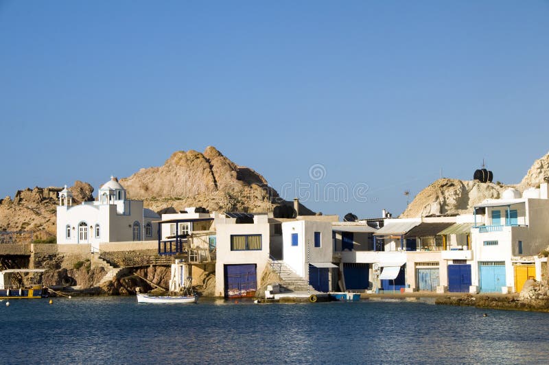 Milos del mar Mediterráneo de los acantilados de la roca de las casas fotografía de archivo libre de regalías Milos del mar Mediterráneo de los acantilados de la roca de las casas fotografía de archivo libre de regalías