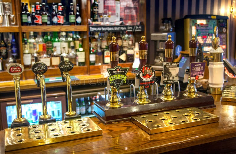 Miltreherberg, Klassiek Engels cafébinnenland Bierteller cambridge royalty-vrije stock foto Miltreherberg, Klassiek Engels cafébinnenland Bierteller cambridge royalty-vrije stock foto