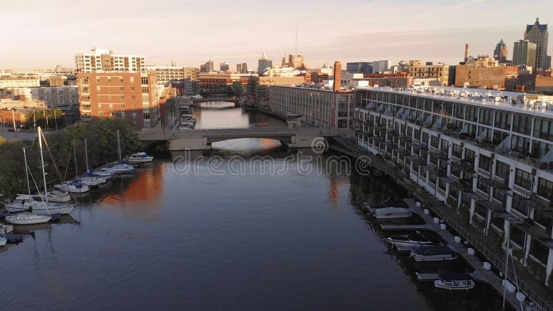 Milwaukee flod i centret, hamnområden av Milwaukee, Wisconsin, Förenta staterna Fastighet andelsfastigheter i centrum flyg- sikt royaltyfri foto Milwaukee flod i centret, hamnområden av Milwaukee, Wisconsin, Förenta staterna Fastighet andelsfastigheter i centrum flyg- sikt royaltyfri foto