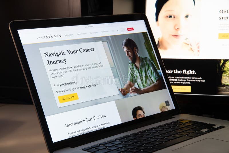 Milán, Italia - 15 de agosto de 2018: homepage del sitio web de la ONG del livestrong fotografía de archivo libre de regalías Milán, Italia - 15 de agosto de 2018: homepage del sitio web de la ONG del livestrong fotografía de archivo libre de regalías