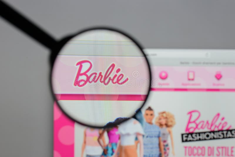 Milán, Italia - 10 de agosto de 2017: Logotipo de Barbie en el homep del sitio web imágenes de archivo libres de regalías Milán, Italia - 10 de agosto de 2017: Logotipo de Barbie en el homep del sitio web imágenes de archivo libres de regalías