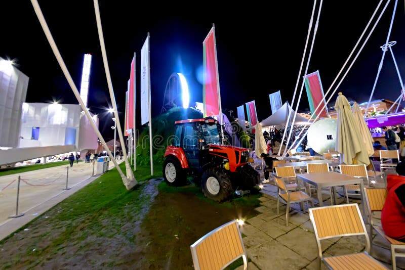 Milán, Italia - 20 de octubre de 2015: Tractor rojo en la exposición fotos de archivo libres de regalías Milán, Italia - 20 de octubre de 2015: Tractor rojo en la exposición fotos de archivo libres de regalías