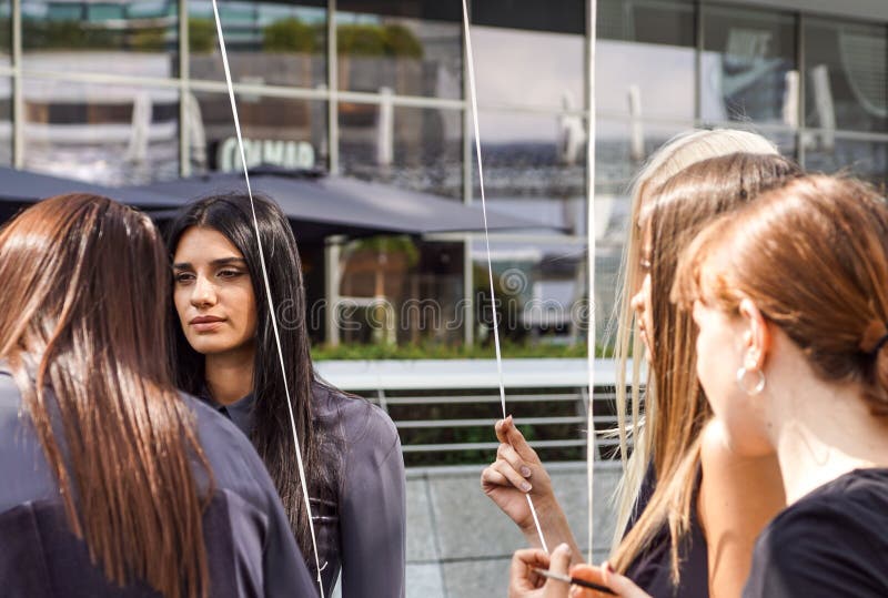 MILÁN, ITALIA - 28 DE SEPTIEMBRE: Gente durante la semana de Milan Fashion, Italia el 28 de septiembre de 2017 Desfile de moda en imagenes de archivo MILÁN, ITALIA - 28 DE SEPTIEMBRE: Gente durante la semana de Milan Fashion, Italia el 28 de septiembre de 2017 Desfile de moda en imagenes de archivo