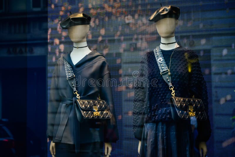 Milán, Italia - 24 de septiembre de 2017: Tienda de Dior en Milán Moda imágenes de archivo libres de regalías Milán, Italia - 24 de septiembre de 2017: Tienda de Dior en Milán Moda imágenes de archivo libres de regalías