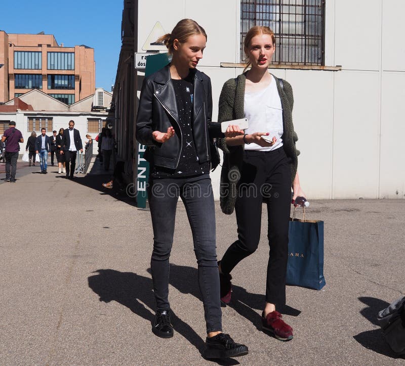 MILÃO - 21 DE SETEMBRO: Dois modelos novos que andam após o desfile de moda de LES COPAINS, durante a mola de Milan Fashion Week/ foto de stock MILÃO - 21 DE SETEMBRO: Dois modelos novos que andam após o desfile de moda de LES COPAINS, durante a mola de Milan Fashion Week/ foto de stock