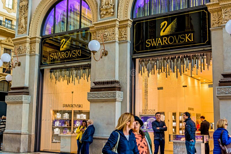 Milão, Itália - 19 de outubro de 2015: Boutique na moda Swarovski em Milão no domo fotos de stock Milão, Itália - 19 de outubro de 2015: Boutique na moda Swarovski em Milão no domo fotos de stock