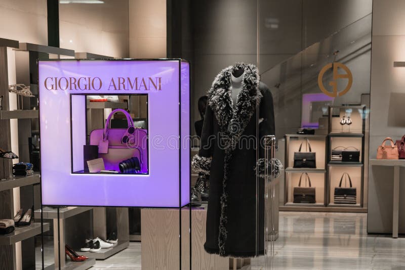 Milão, Itália - 9 de outubro de 2016: Janela da loja - Giorgio Armani imagens de stock Milão, Itália - 9 de outubro de 2016: Janela da loja - Giorgio Armani imagens de stock