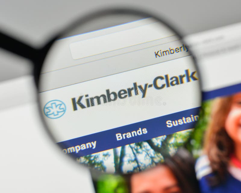 Milão, Itália - 1º de novembro de 2017: Logotipo de Kimberly-Clark nas Web foto de stock Milão, Itália - 1º de novembro de 2017: Logotipo de Kimberly-Clark nas Web foto de stock