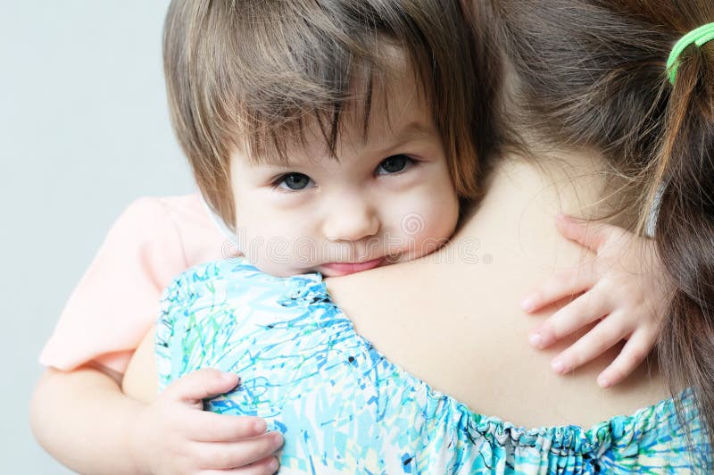 Mime a abrazar al niño, contacto físico, relaciones de familia, abrazando al bebé para el afecto físico, comunique a la hija feli fotografía de archivo libre de regalías Mime a abrazar al niño, contacto físico, relaciones de familia, abrazando al bebé para el afecto físico, comunique a la hija feli fotografía de archivo libre de regalías