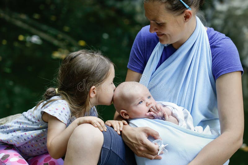 Mime a disfrutar de la naturaleza con su hija y bebé foto de archivo Mime a disfrutar de la naturaleza con su hija y bebé foto de archivo