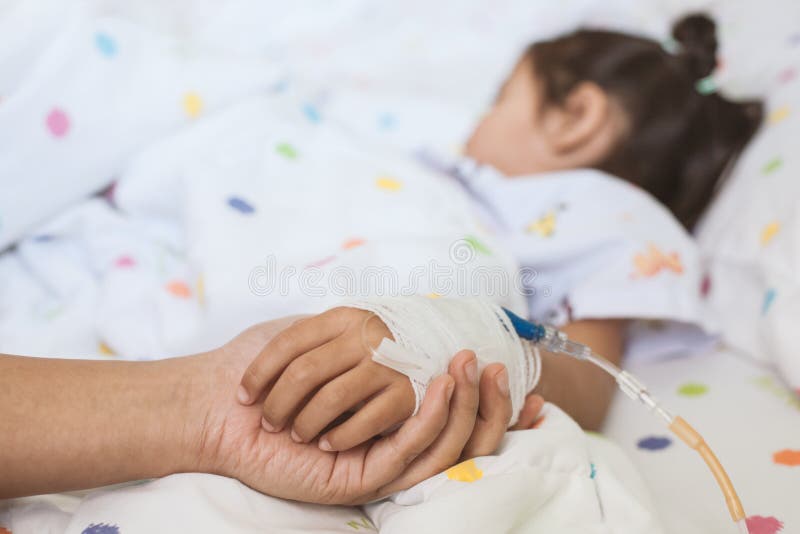 Mime a la mano que lleva a cabo la mano enferma de la hija que tiene solución IV imagenes de archivo Mime a la mano que lleva a cabo la mano enferma de la hija que tiene solución IV imagenes de archivo