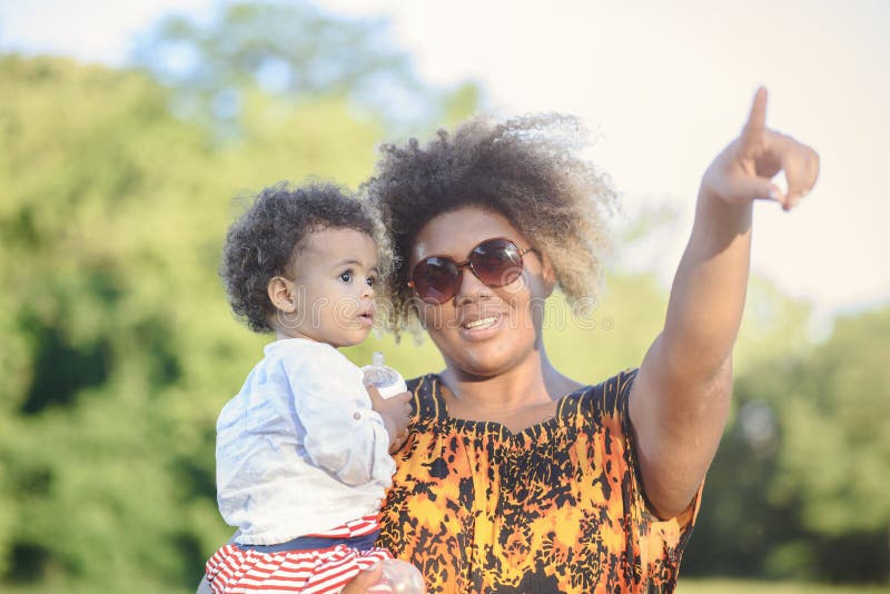 Mime y su hija del bebé en un parque fotografía de archivo libre de regalías