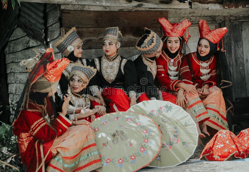 tuberculose routine halsband Minang Kabau Womens Traditionele Kleding West - Sumatra Indonesië  Redactionele Afbeelding - Image of traditioneel, vrouwen: 224109420