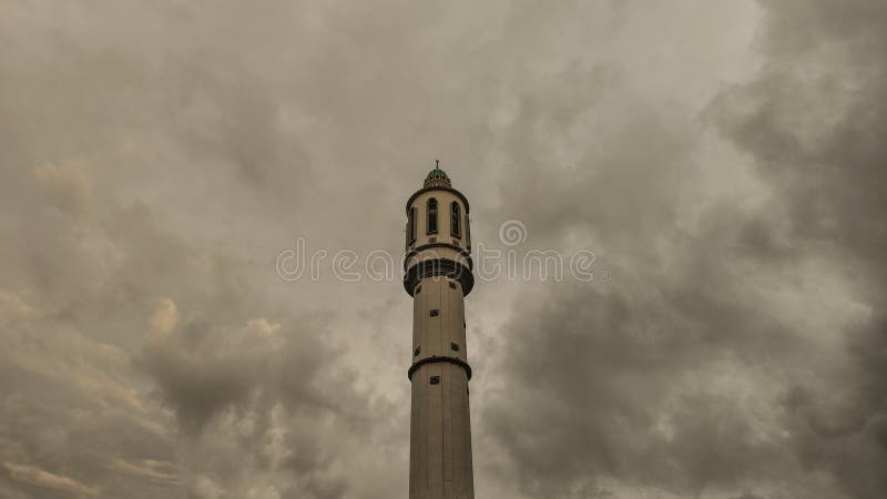 Minaret av moské med moln i bakgrunden arkivbilder