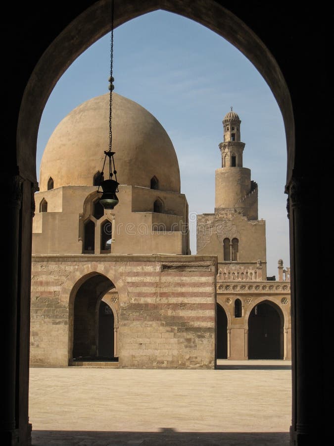 Minaret et yard central. Mosquée d'Ibn Tulun. Le Caire. photos stock Minaret et yard central. Mosquée d'Ibn Tulun. Le Caire. photos stock