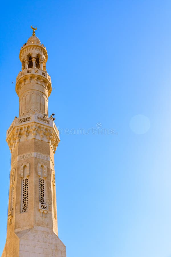 Minaret środkowy meczet w El Dahar okręgu Hurghada miasto, Egipt obrazy royalty free Minaret środkowy meczet w El Dahar okręgu Hurghada miasto, Egipt obrazy royalty free